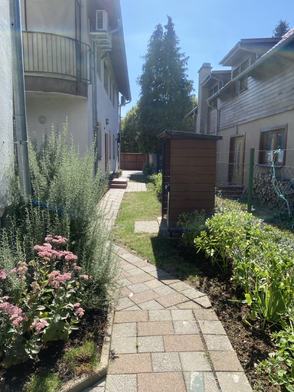 Az apartmanház kertje