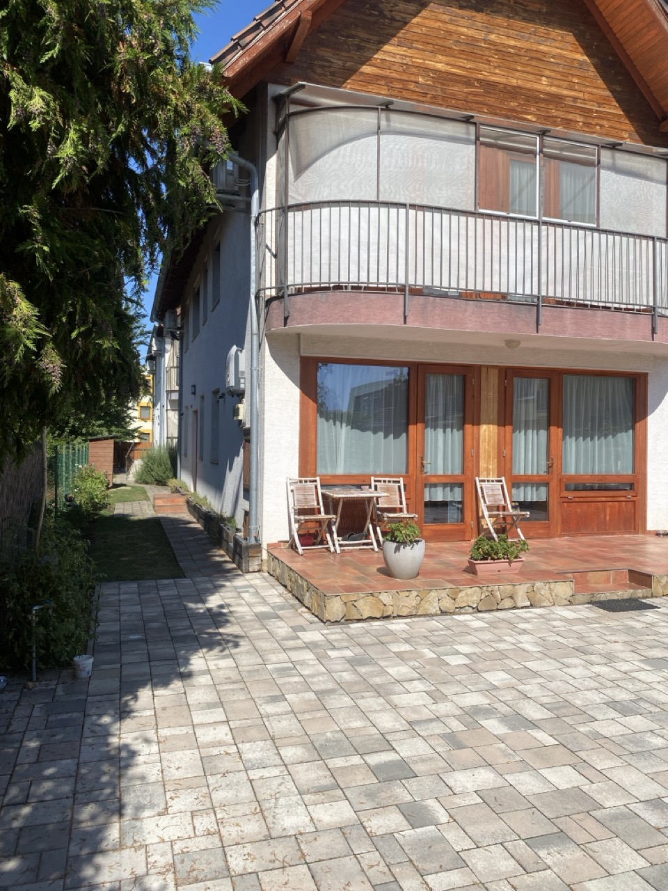Krepsz Apartman épülete és terasza